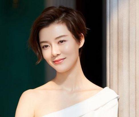 娱乐吃瓜艺人出道前改名,揭秘娱乐吃瓜艺人改名背后的故事